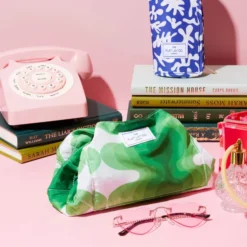 The Flat Lay Co. Open Flat Makeup Bag - Vibey Green -Fashion Cosmetics Store 14017833 1235022422623149