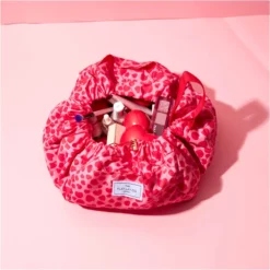 The Flat Lay Co. X LookFantastic Exclusive Full Size Drawstring In Pink Hearts -Fashion Cosmetics Store 14265355 1605044423687743